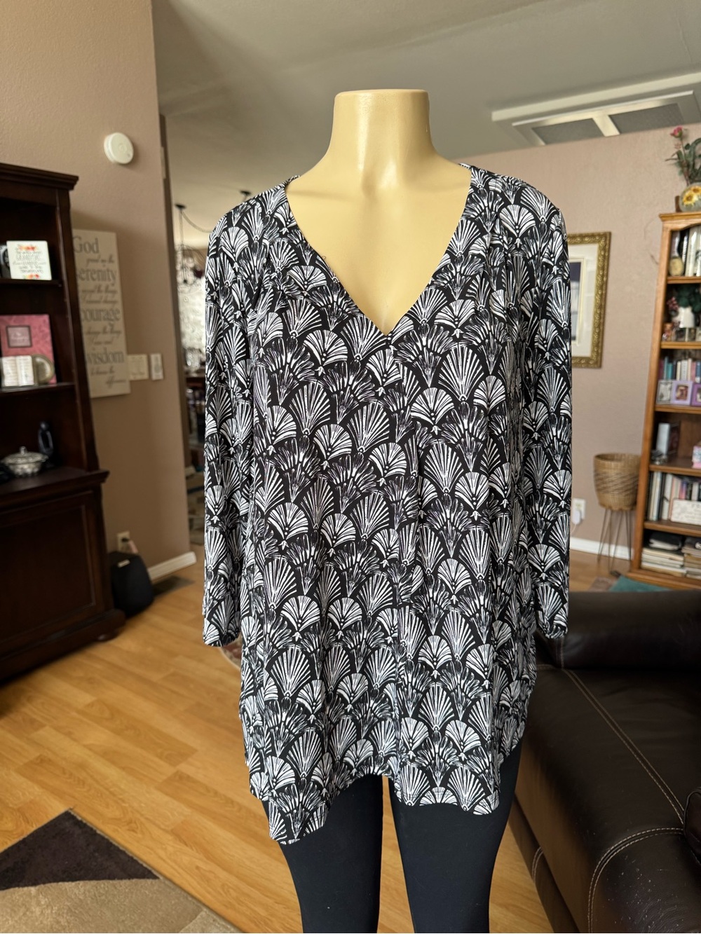 Lane Bryant black & white patterned V-neckline blouse-size XL